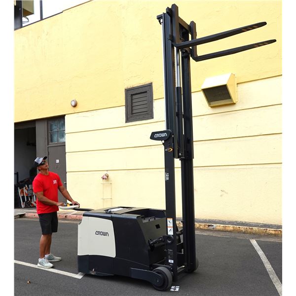 Crown SCH5540-30 Electric Walkie Stacker - 7 Hours! (Runs - See Video), pick up Feb 6