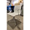 Image 3 : 5 WHITE / CHROME DESIGNER SWIVEL STATIONARY ARM CHAIRS