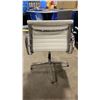 Image 4 : 5 WHITE / CHROME DESIGNER SWIVEL STATIONARY ARM CHAIRS