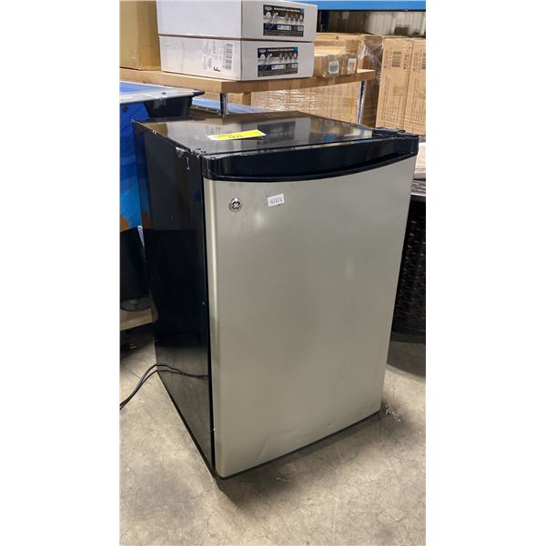 GENERAL ELECTRIC STAINLESS STEEL / BLACK BAR REFRIGERATOR