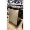 Image 2 : GENERAL ELECTRIC STAINLESS STEEL / BLACK BAR REFRIGERATOR