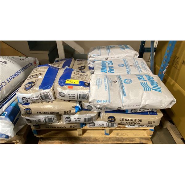 PALLET OF APPROX 26 BAGS OF TARGET 20-40 FILTER SAND & 4 BAGS OF SODIUM BICARBONATE