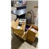 Image 1 : 5 BOXES OF ASSORTED HALLOWEEN DECORATIONS, PIZZA BAGS, & CHILDRENS COSTUMES