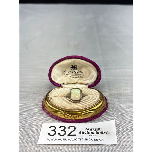 Art Deco Opal Ring Makred 18k in Very old Ring box  Ring is  2.90 Grams