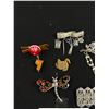Image 2 : Collection of Vintage Brooches