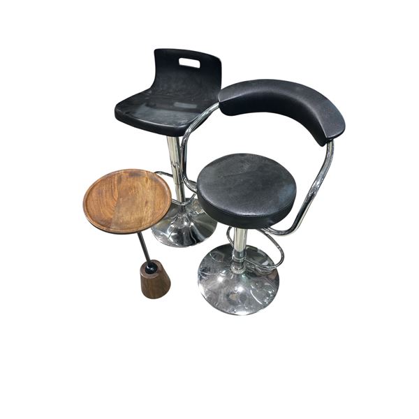 Group of 2 Seats & Side Table