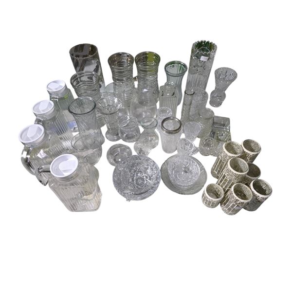 Large group of Glassware & Crystalware - includes assorted decorative vases, Bowls & Carafes