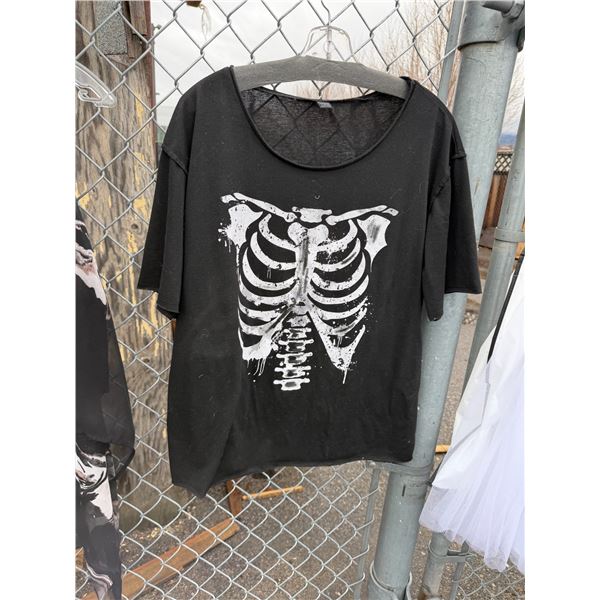 T-shirt size large