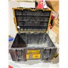 Image 1 : Dewalt toolbox