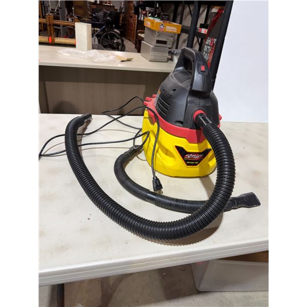 Stinger 2.5 gallon wet, dry vac