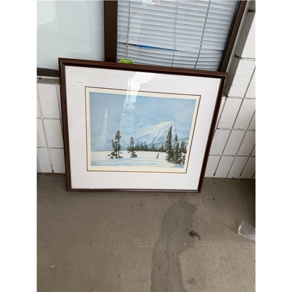Mount black 305/500 measures 34" x 30"