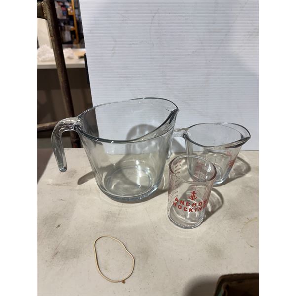 Glass measuring cups