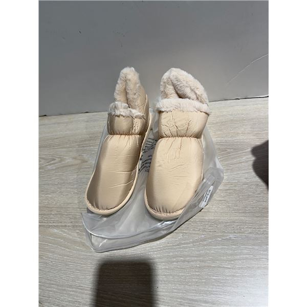 NWT slippers size 9–10