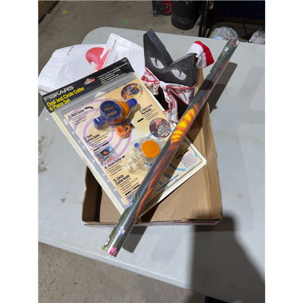 Oval and circular cutter, six piece, set poster and cat decor