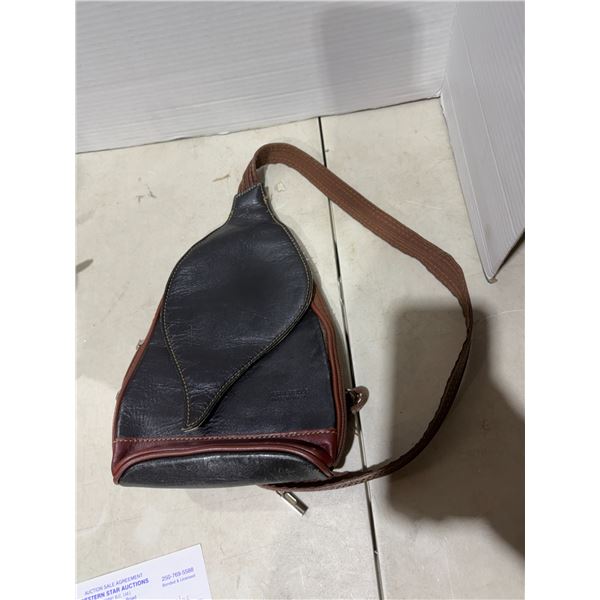 Vera PELLE leather purse, embossed on front
