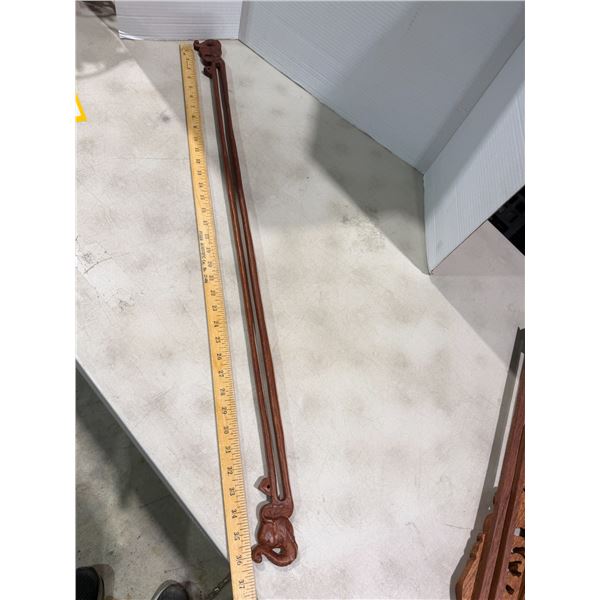 Curved tapestry hanger