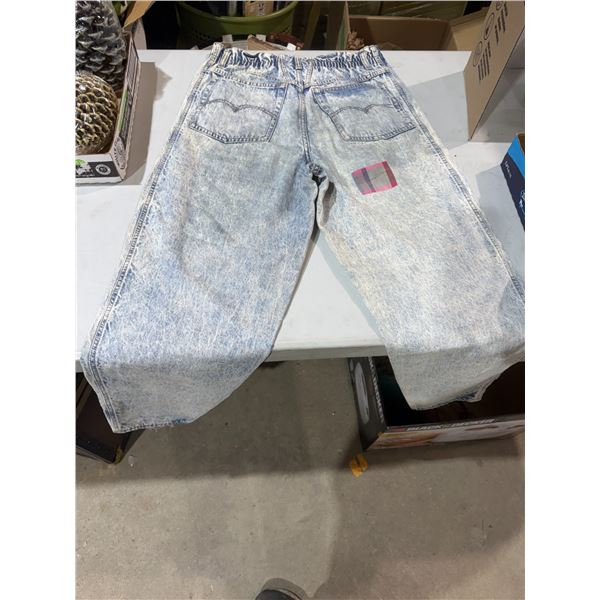 Vintage Levi's jeans size is not shown