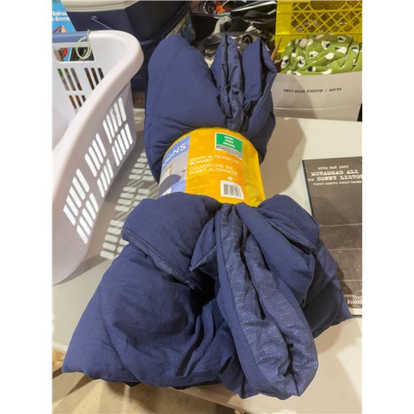 Simmons king size down alternative blanket