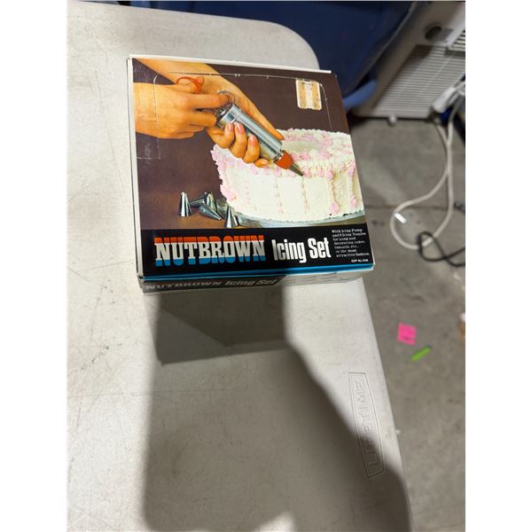Nut brown icing set
