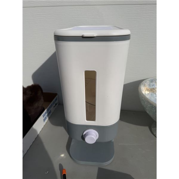 Rice bind with measuring cup inside