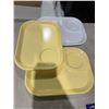 Image 1 : Rubbermaid trays