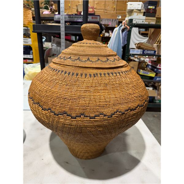 large vintage Tenganan Balinese lidded basket, handcrafted from ata root and rattan.
