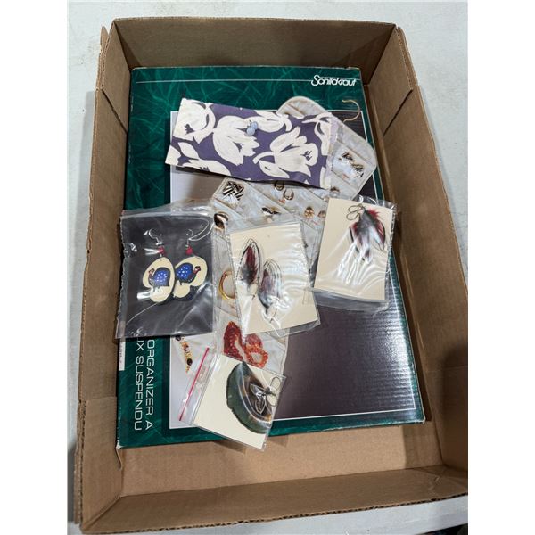 Jewelry, organizer, and jewelry