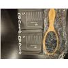 Image 1 : Brush and combs