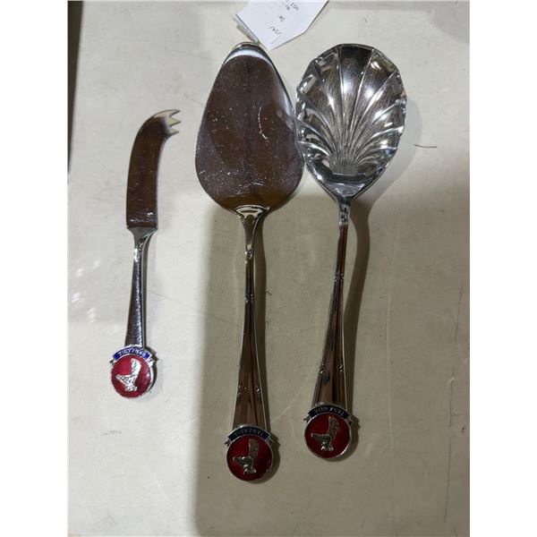 Serving utensils