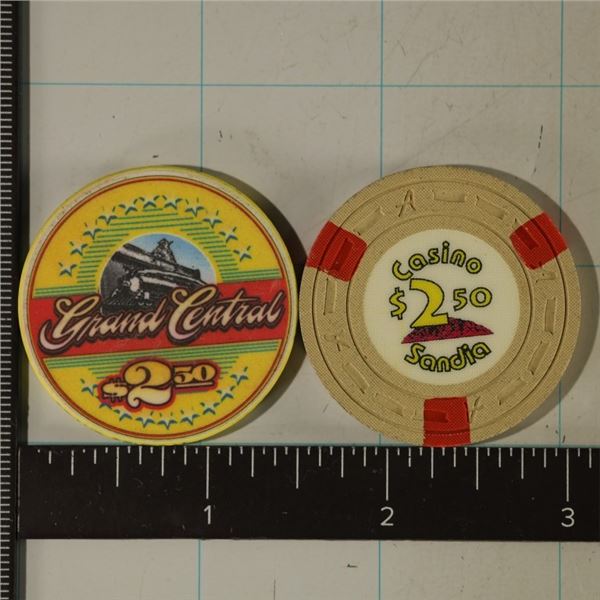 2 PLASTIC $2.50 CASINO TOKENS: CASINO SANDIA &