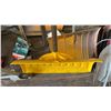 Image 3 : GROUP LOT 8 ASST SHOVELS AND A GARBAGE GRABBER