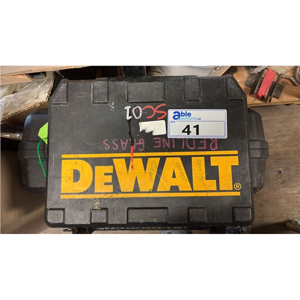 PAIR OF DEWALT SUCTION CUP CLAMPS AND BAR WITH TRIPLE CLAMPS