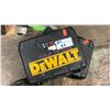 Image 5 : PAIR OF DEWALT SUCTION CUP CLAMPS AND BAR WITH TRIPLE CLAMPS