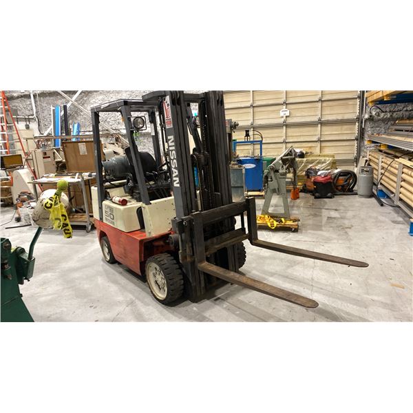 NISSAN PROPANE FORKLIFT, OPTIMUM 50 MODEL CPJ02A25PV, 4650 LB CAPACITY. HOURS READ 7082,