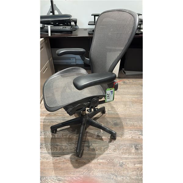 HERMAN MILLER AERON SIZE C GREY. SCRATCHES ON BACK OF ARM.