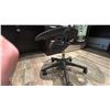 Image 3 : HERMAN MILLER AERON SIZE C GREY. SCRATCHES ON BACK OF ARM.