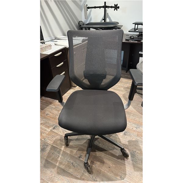 MESH BACK CHAIR WITH FABRIC SEAT