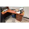 Image 2 : U-SHAPE EXECUTIVE DESK. 78"X114" OVERALL. 2 PEDESTALS. 6'6" OVERHEAD STORAGE. 6' GLASS WHITE BOARD