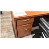 Image 3 : U-SHAPE EXECUTIVE DESK. 78"X114" OVERALL. 2 PEDESTALS. 6'6" OVERHEAD STORAGE. 6' GLASS WHITE BOARD