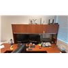 Image 4 : U-SHAPE EXECUTIVE DESK. 78"X114" OVERALL. 2 PEDESTALS. 6'6" OVERHEAD STORAGE. 6' GLASS WHITE BOARD