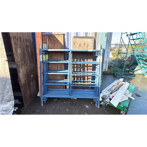 LARGE GROUP OF CONSTRUCTION SCAFFOLDING. APPROX. 43 X 5' FRAMES. 20 X 11' POLES. 4 X 88". 36 X 8'.