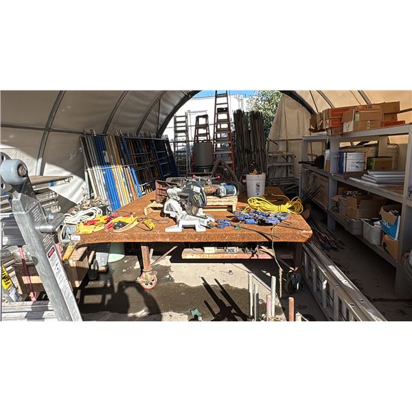 10' X 8' TILTING WORK TABLE. METAL FRAME. CARPET SURFACE. HYDRAULIC LIFT WITH ELECTRIC MOTOR.