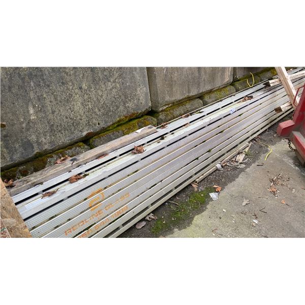 2 PIECES HEAVY DUTY ALUMINUM DECKING 24' LONG X 20"X6"
