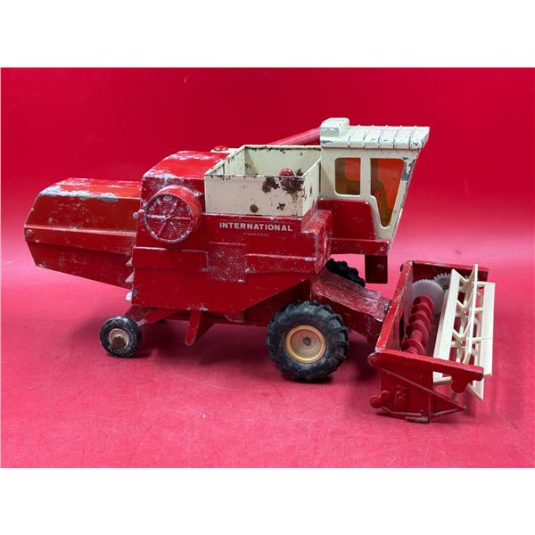 Ertl Diecast International Combine