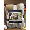Image 2 : Tommy Hilfiger Luxe Plush Sherpa Throw, 127 cm x 152 cm