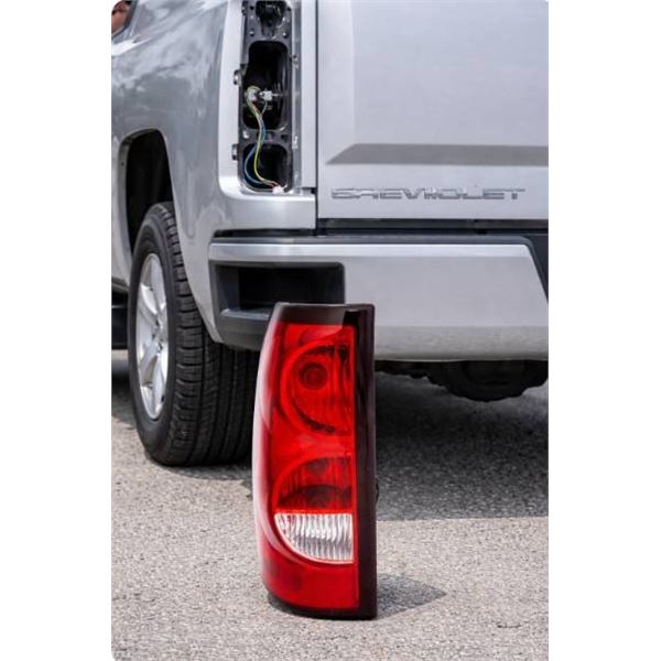 Left Driver Tail Light Lamp For 04 05 06 07 Chevrolet Silverado 1500 GM2800174  with Harness [x=#821