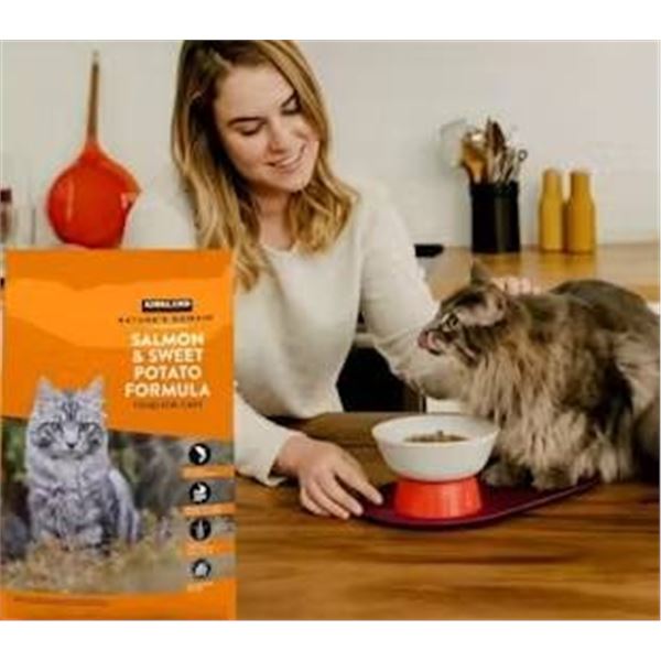 Kirkland Nature’s Domain Salmon and Sweet Potato Formula Cat Food, 8.16 kg