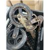 Image 4 : LOT OF 2 CRATES OF CASTORS FOR SCAFFOLLING