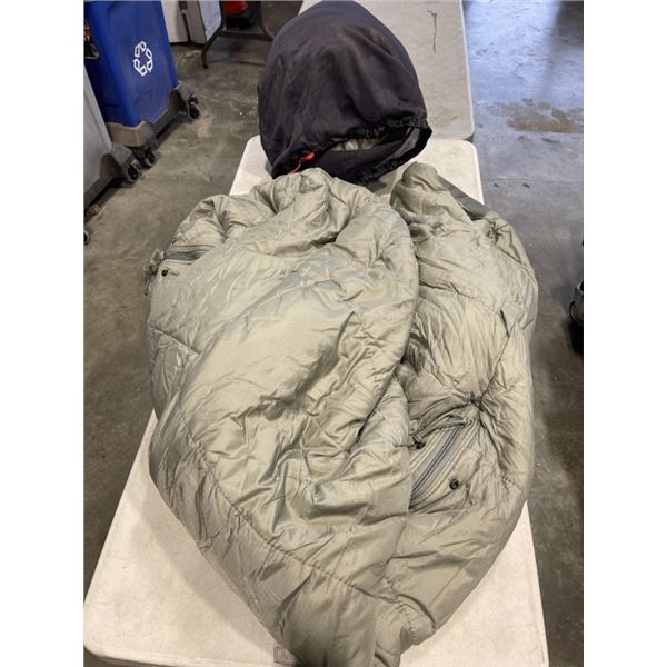 2 MODULAR SLEEPING BAGS INTERMEDIATE COLD, GOOD CLEAN CONDITION  IN TOTE