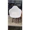 Image 2 : YOUTH WHITE TUB CHAIR AND WOOD WINE CRATE